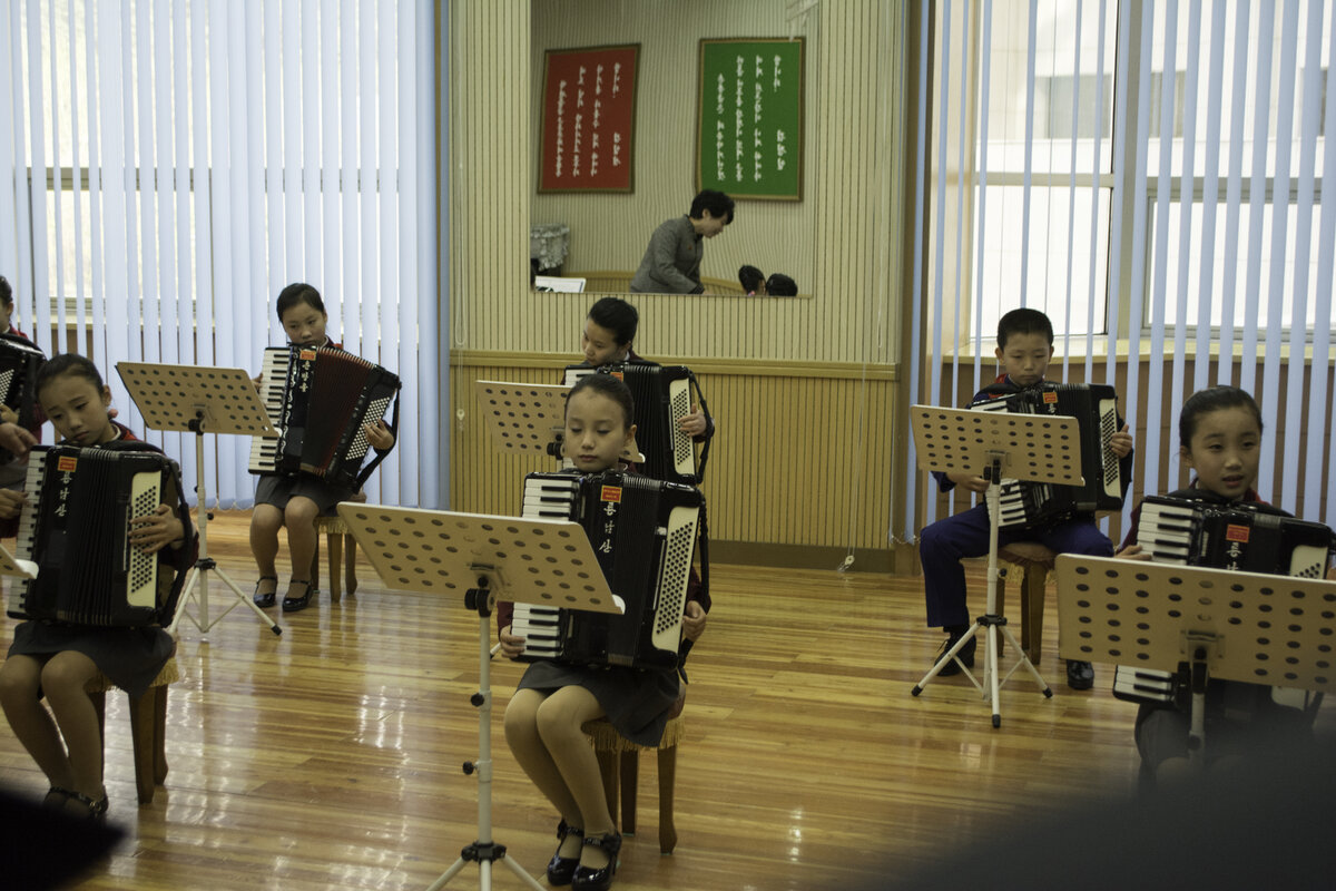 Аккордеон - очень популярный в КНДР инструмент. По распространённости, пожалуй, не уступает гитаре. 