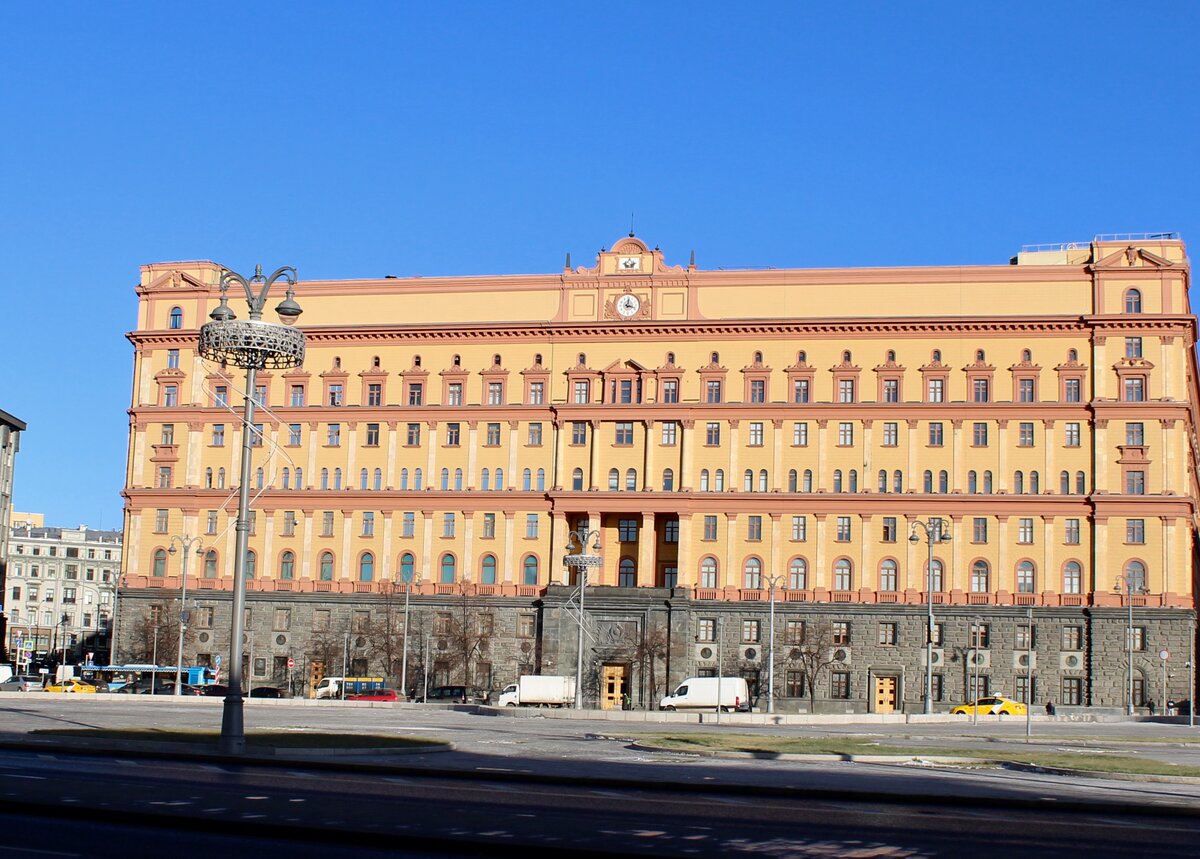 Москва лубянка 2. Здание КГБ на Лубянке. Здание КГБ СССР на Лубянке. Лубянская площадь здание КГБ. Лубянка Москва КГБ Дзержинский.