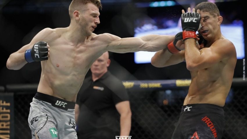 Рэй Лонго, многолетний тренер рейтингового легковеса UFC Эла Яквинты, рассказал о состоянии подопечного и своем главном выводе из проигранного поединка Дэну Хукеру:  
"Его нога в порядке - это главное. Как я понял, это нерв, который проходит вниз по ноге. Но у него нет перелома ии чего-то такого. Я думаю, что это пройдет в течение одного-двух дней. Нога в норме, но в моральном плане он сильно разочарован, чего и следовало ожидать. Однако он из тех парней, которые хотят сразу же придти в зал и усердно работать, чтобы вернуться в прежнее русло. 

Похоже на то, что у него возникают проблемы с высокими парнями, потому что Серроне обладает приличным ростом для легковеса и Хукер тоже высокий. Так что мы должны решить этот вопрос. Это первое, с чем я планирую разобраться как тренер. 

Линейная логика не работает в ММА. Барбоза выбил все де*ьмо из Хукера, Кевин Ли - из Барбозы, а Эл надрал зад Ли. Но на это нельзя смотреть под таким углом - это безумие. В отдельно взятый момент каждый боец может побить кого угодно. Нужно лишь выйти на бой здоровым и убедившись, что все в порядке. Даже в боях, которые Яквинта проиграл, все мог изменить лишь один удар", - сказал Лонго. 

Напомним, что Эл Яквинта уступил Дэну Хукеру единогласным решением судей и опустился на восьмое место в рейтинге легковесов UFC. 

