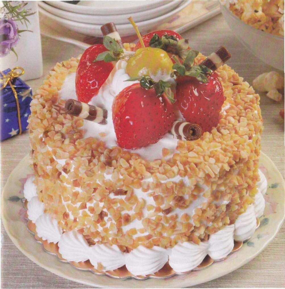 Ингредиенты :
 Для бисквита :
• яйца - 6 шm.;
• сахар - 1,5 стак.,·
• мука - 2 стак;
• крахмал - 2 ст. ложки;
• разрыхлитель - 2 ч. ложки .
Для крема:
• клубничный крем - 2 пачки;
• сметана - 0,5 л;
• загуститель - 4 пакеmа;
• сахар - 1 стак;
• ванильный сахар - 2 пакеmа.
Приготовление
Приготовить крем согласно инструкции на упаковке. 
Бисквит.
 Яйца с сахаром взбить до устойчивой пены. Постепенно добавить муку,
картофельный крахмал и разрыхлитель, не переставая взбивать.
Подготовленное тесто положить в смазанную маслом форму. Выпекать 35 минут
при температуре 200 с. После выпечки поставить бисквит для остывания. Остывший
бисквит разрезать на 2-3 части.
Смет а ну влить в высокую емкость, всыпать загуститель, обычный и ванильный
сахар. Взбивать, пока сметана не загустеет. После взбивания поставить в холодильник
для остывания. Смешать с клубникой клубничный крем, который вы
приготовили заранее, согласно инструкции . Первую часть бисквита пропитать и
переложить приготовленным уже клубничным кремом. Положить вторую часть
бисквита и повторит ь процесс. Положить следующий, пропитать, и готовый торт
смазать взбитой сметаной. Украсить по вкусу.