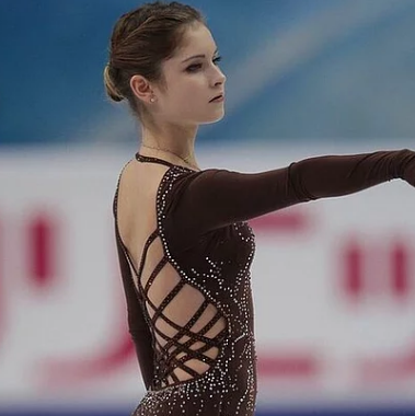 Платье Юли Липницкой с почти аналогичным переплетением сзади (сезон 2016-2017)