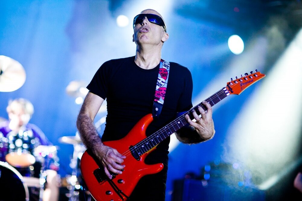 Концерт джо слушать. Джо Сатриани гитарист. Лысые рок музыканты. Joe Satriani is there Love in Space 2004. Гитарист - виртуоз на дне ВДВ.