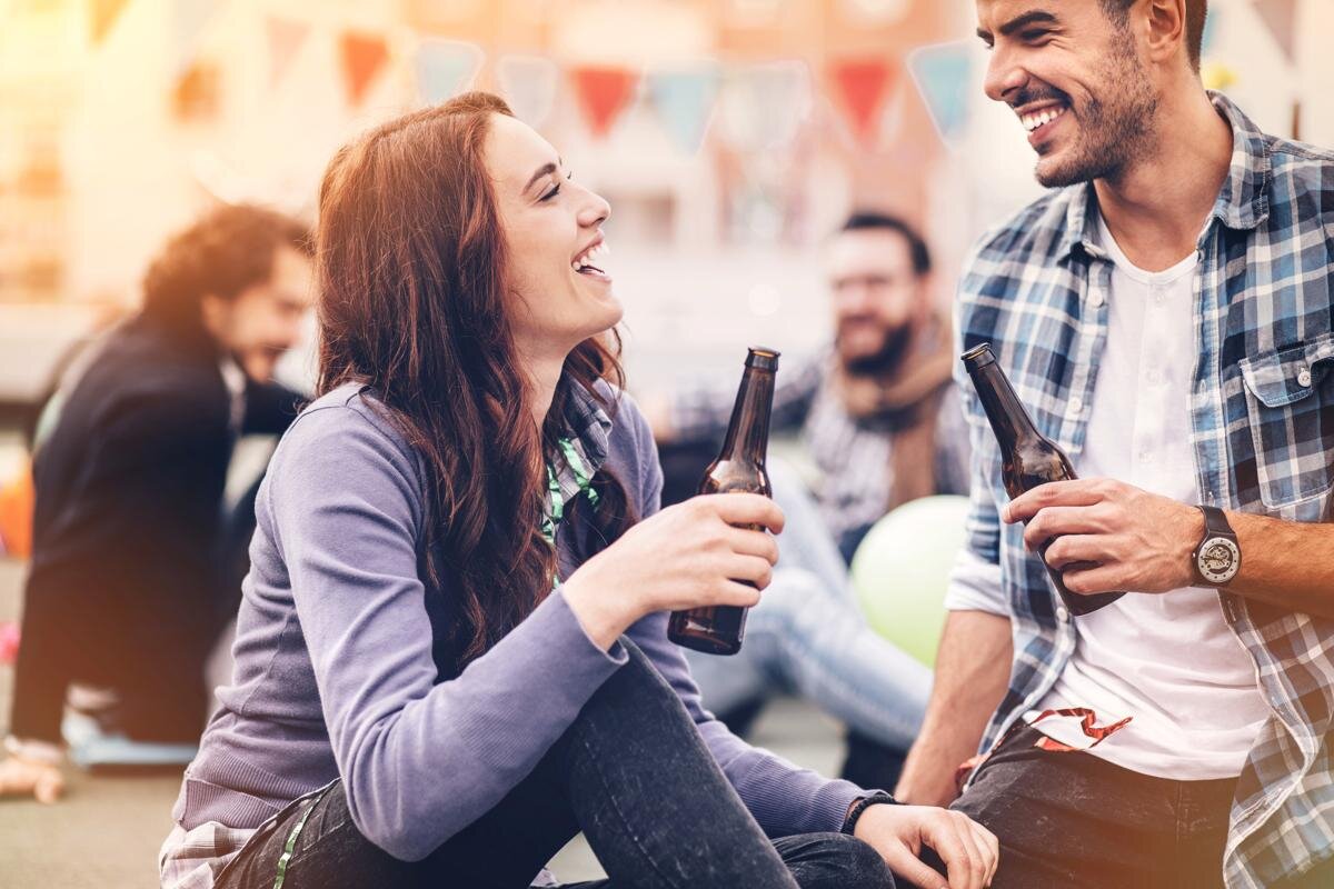 Девушка предложила интересное. Девушка предложила интересное. Креативное предложение руки и сердца. Парень и девушка в кафе. Предложение мужчине руки и сердца.