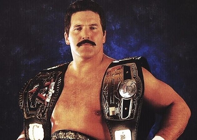 Дэн Северн с чемпионскими поясами UFC 