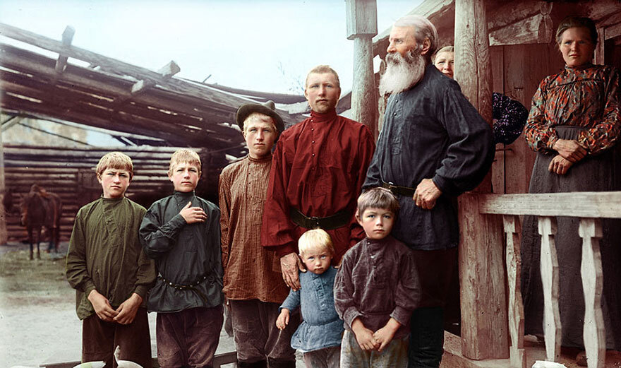 Крестьянская семья в Екатеринбургской области, конец XIX века/ colorized by Olga Shirnina
