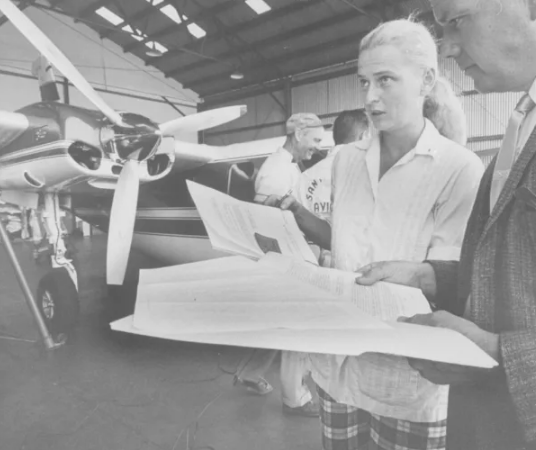 Пилот Джерри Кобб во время её подготовки к полёту (фото by Bill Bridges / The Life Collection / Getty Images)