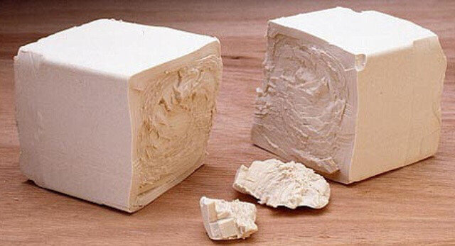 Прессованные дрожжи: традиционная форма выпуска, которую мы могли видеть еще на кухне у бабушки.