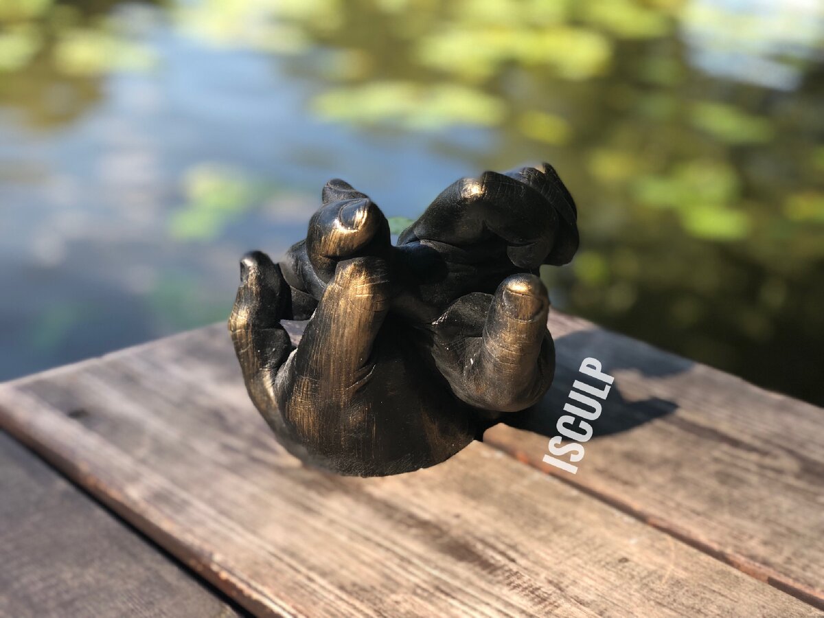 Скульптуры рук покрыты патиной