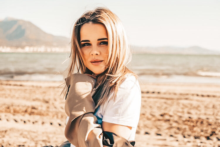 ⭐️Stories⭐️ ⠀
Судя по недавнему опросу большинство из вас все-таки отдают предпочтение сториз, а не ленте😃  Сегодня реалии нашей жизни таковы, что в ней большую и важную роль играет время💯 Люди потребляют информацию с максимальной скоростью. Буквально с первых секунд потенциальный подписчик принимают решение задержаться на вашей странице или пролистать😅 А лидерами продаж становятся те онлайн магазины, у которых покупку можно оформить в один клик. Мало кто будет сидеть и полчаса разбираться как добавить товар в корзину, а просто уйдет к тем, у кого это максимально просто и доступно👌🏼
⠀
Именно поэтому сториз отличный инструмент для вовлечения аудитории🔝 При грамотном подходе позволяет увеличить охваты в несколько раз. Этот инструмент очень актуален прктически для всех видов профилей💥
⠀
Как можно эффективно использовать сториз:
💫Показывайте жизнь изнутри. Зачастую, пользователю намного интереснее сам процесс, чем результат. Это применимо ко всему. Если вы фотограф, то покажите процесс съемки. Если ресторан - покажите процесс приготовления блюда
💫Задавайте вопросы своей аудитории. Подписчики смогут отправить вам сообщение сразу во время просмотра сториз. Такой формат отлично подойдет тем, кто не любит публичное общение (комментарии)
💫Делайте опросы. Темы могут быть абсолютно любые. Это очень эффективный метод, ведь от подписчика требуется лишь выбрать из предложенных вариантов и нажать кнопку
💫Выходите в прямые эфиры. Подписчикам сразу придет уведомление, а ваш профиль будет отображаться первым перед всеми остальными сториз. Это позволяет пообщаться в реальном времени и ответить на интересующие вопросы
💫Сохраняйте важные сториз в раздел Актуальное. Это очень упрощает навигацию по вашему профилю. Дает возможность подписчику получить быстрый доступ к интересующей его информации
💫Не злоупотребляйте сториз. Иначе это скорее принесет вред, чем пользу
⠀
А какой метод работает лучше всего у вас на страничке?😉 Расскажите😍👇🏼