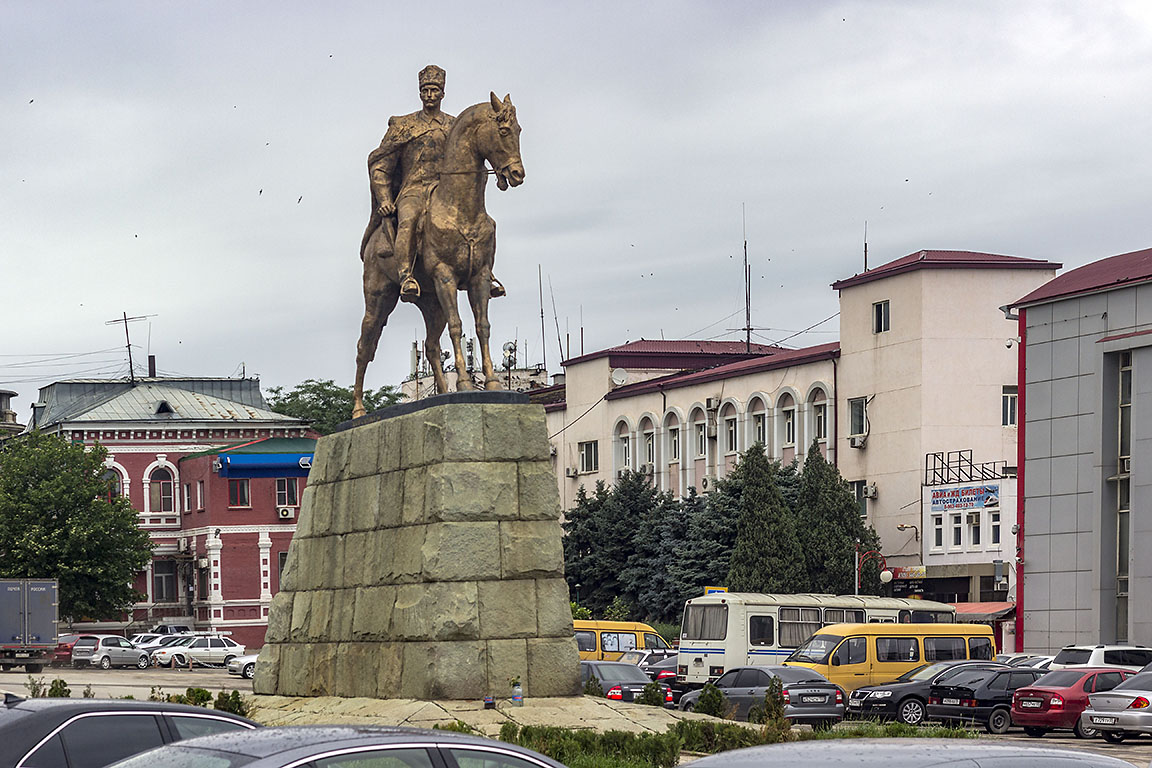 Махачкала столица республики. Памятник Махачу Дахадаеву в Махачкале. Город Махачкала памятник Махача Дахадаева. Махач Дахадаев памятник. Махач Дахадаев вокзал и памятник в Махачкале.