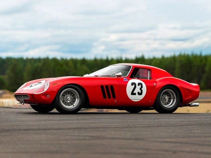 Ferrari 250 GTO – 48 400 000 $
Цена в рублях: 3 210 415 560 руб. 
Каждый крупный автомобильный коллекционер мечтает получить эту шикарную гоночную машину, но лишь немногие могут это сделать. О ее исключительности можно судить по тому факту, что суперкар Ferrari 250 GTO был продан за внушительный ценник в 48,4 миллиона долларов (44 млн. за лот и 10% аукционный сбор)на аукционе в августе 2018 года, столько стоит самый дорогой авто в мире 2019 года.