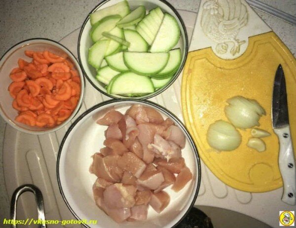 Куриная грудка с овощами на сковороде