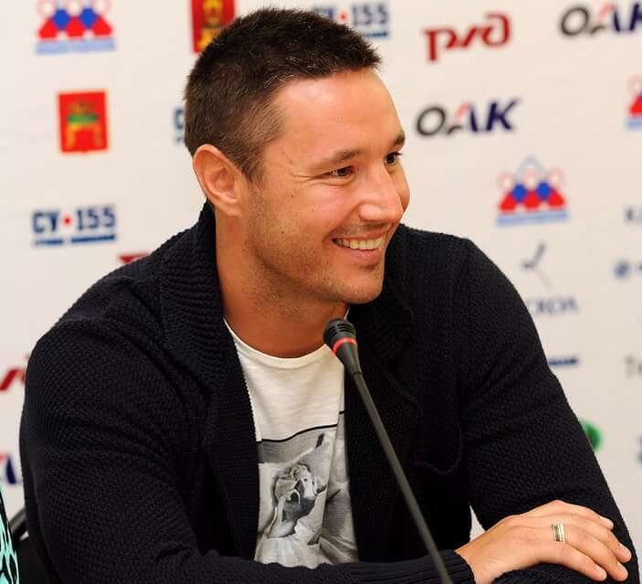 Илья Ковальчук («Лос-Анджелес»)
36 матчей, 21 (9+12) очко, «-6»
Ковальчук начинал сезон неплохо, забив три гола в восьми матчах, затем попал первым попал под раздачу в проваливающемся «Лос-Анджелесе». Оказался в четвёртом звене, был выведен из состава, расторгнул контракт. Его подобрал «Монреаль» — риск был невелик, в отличие от возможной выгоды. Илья сходу получил место в большинстве и первых звеньях, забил четыре решающих гола в 19 матчах, влюбил в себя требовательную монреальскую публику и доказал, что его рано отправлять на пенсию.
Сейчас Илья играет уже в третьем звене и в последних четырёх матчах у него нет очков и «-2». Спасителем «Канадиенс» он не стал, в плей-офф команда по-прежнему не попадает, но свои акции всё равно повысил.