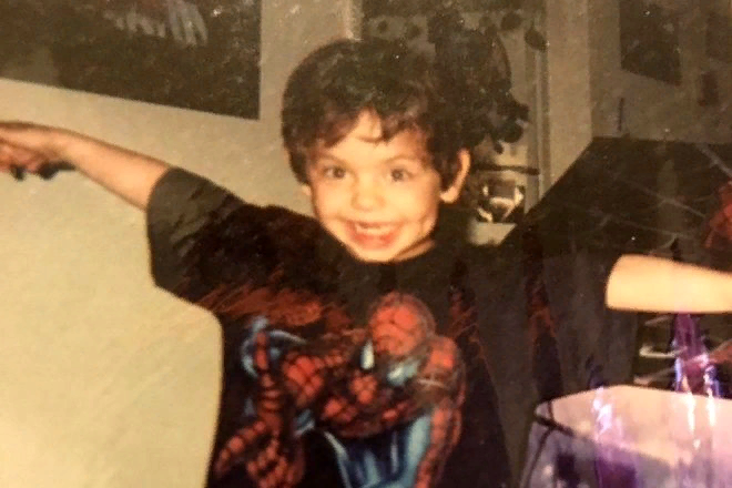 Детство и школьные годы. Детство молодого рэпера прошло в обычной семье без особого достатка. Был период, когда Лил вместе с родителями кочевал по мотелям Калифорнии. Школьная программа мало интересовала будущего музыканта, поэтому окончив девятый класс парень принял решение попрощаться с обучением и зарабатывать деньги. В этот период он уже проявлял свои творческие способности. Главные увлечения – фотография и музыка.