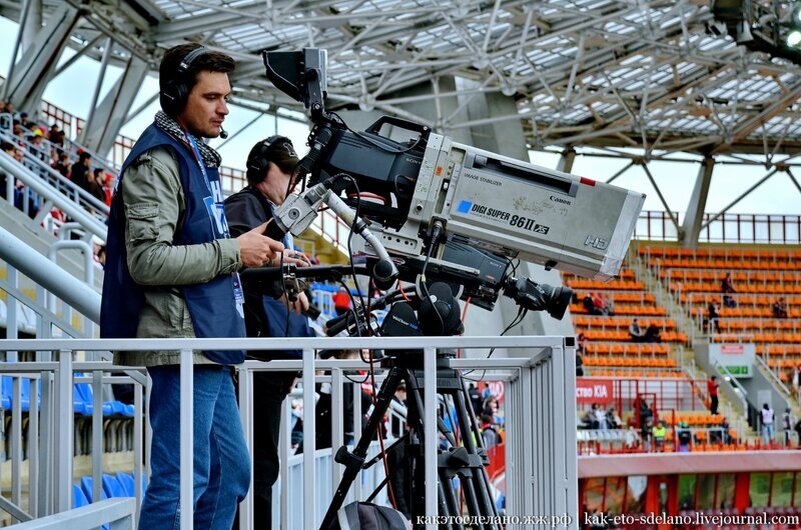 Спортивное интервью. Видеокамера на стадионе. Операторская вышка на стадионе. Футбольный аналитик профессия. Операторская группа.