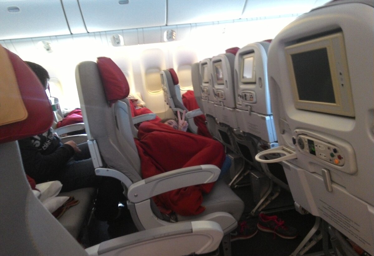 В самолете были свободные места - удалось поспать
