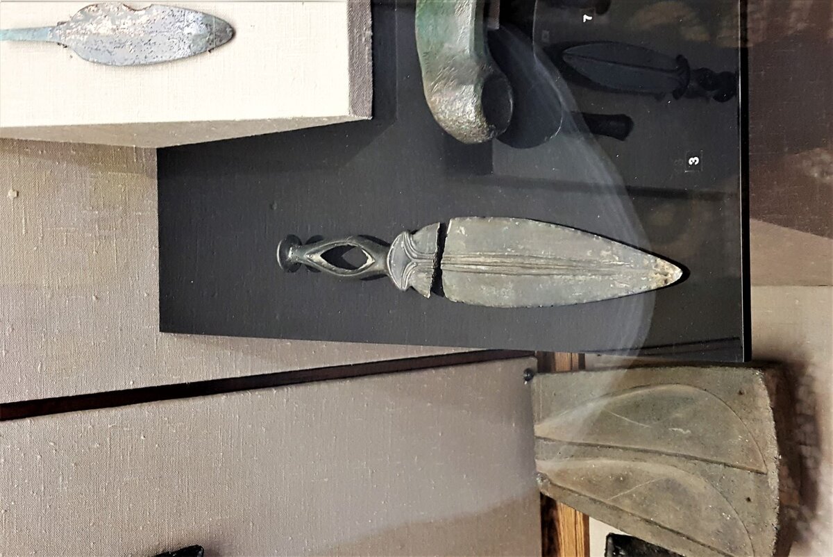Кинжал, бронза, литье.  II тыс. до н.э. Найден в 1901 году у села Сосновая Маза, Саратовская обл. Экспонат Государственного исторического музея, Москва