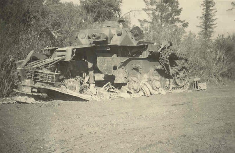 Где подбитая техника. Подбитый немецкий танк 1941. Подбитый танк т-26. Разбитая немецкая техника под Москвой 1941.