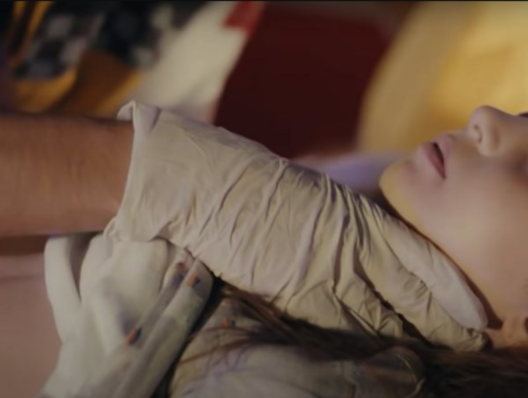  Дата выхода: 19 октября 2020
В 24 серии турецкого сериала «Дочь Посла» Мелек по-прежнему находится в бессознательном состоянии. Санджар вместе с Наре и Мелек отправились в больницу. Они вызвали Скорую помощь и встретили ее по дороге, так как боялись упустить время. Санджар очень напуган, и он просит врачей помочь его дочери, так как ее сердце не бьется. Наре также прибывает в панике, она больше всего боится лишиться своего ребенка, ведь тогда ее жизнь утратит весь смысл. Она такая маленькая и беззащитная. Она умоляет свою дочку открыть глаза, а врачи в это время прилагают все усилия, чтобы спасти ребенка. Санджар решает отправиться в мечеть для того, чтобы просить помощи у всевышнего, и он умоляет спасти его любимую дочку. С ним пусть будет все, как будет, но самое главное, чтобы Мелек жила и была счастлива. Он дает обещание перед Богом, что будет держаться как можно дальше от всей этой истории. Он готов на все, чтобы его дочь выжила. И даже если Наре захочет забрать Мелек и улететь отсюда, то он ничего не скажет и не будет им мешать. Если его дочь будет жива, то он согласен на отсутствие в ее жизни. Он просит дать Наре и Мелек шанс на счастливую жизнь…
