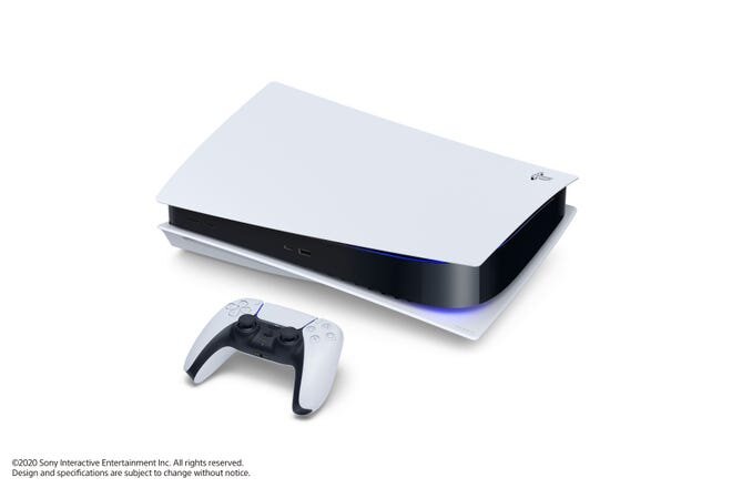 PlayStation 5 с контроллером DualSense.