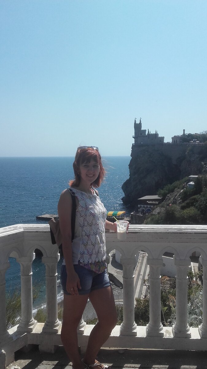 Вид на Ласточкино гнездо. Фото из личного архива. Лето 2018 г.