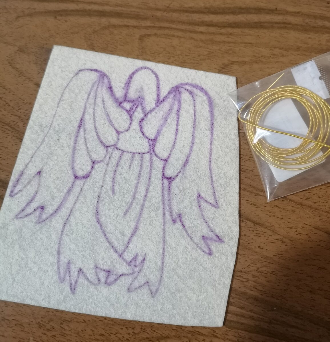 Фетр с нарисованным на нём контуром изделия.