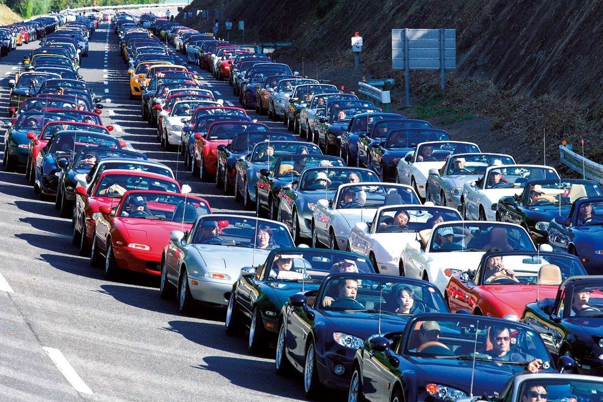 Не знаю, прав ли я, но мне кажется, что в этом авторазливе индивидуальность облика размывается, пропадает. Современные автомобили в целом стали меньше, компактнее и утилитарнее своих предков; маленькие «рено», «тойоты», «хонды» и «хендаи» – продукты совершенно безликие, глаз скользит по ним, как по пустому месту… Впрочем, есть марки и модели узнаваемые, характерные: как правило, это дорогие и достаточно крупные создания, где та или иная идея воплощена достаточно явственно. «Пежо» и «ситроены» – слегка фривольная элегантность; БМВ, «ягуары» – хлесткая агрессивность, эти машины и вправду похожи на пантер; «мерседес», «лексус», «вольво» – строгий солидный консерватизм. Но самая яркая примета нашего времени… что это, догадайтесь с трех раз? Ну, конечно же, «джипы», причем «дутые», гламурные, в которых исходная брутально-солдатская сущность начисто выхолощена. Она еще как-то чувствуется в «гелендвагенах», «лендроверах» и кастомизованных «хаммерах», но и там она где-то на заднем плане, а главная мысль, которая так и прет из каждого подобного монстра, проста и сурова: «Я – пуп Земли». И вот, упоенные этой идеей, гордо катят наши состоятельные сограждане на своих пузатых мавзолеях…