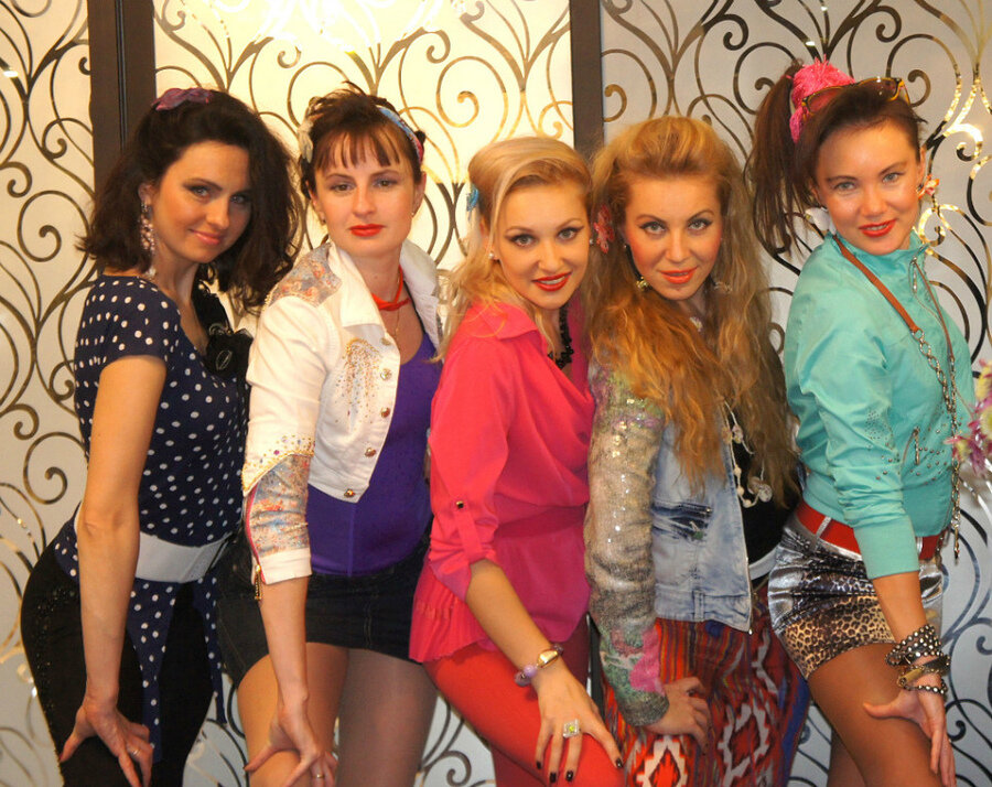 Фото найдено в интернете. Примерно так эти девочки выглядели в 13-14 лет