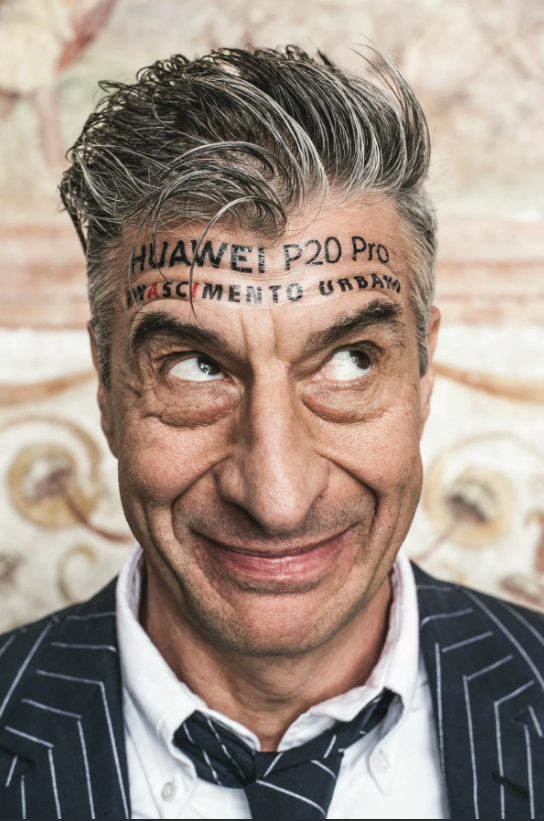 Maurizio Cattelan. Родился 21 сентября 1960 года в итальянском городке Падуя .  Художник скульптор без академического образования.  Человек бренд. Мировая знаменитость. 
