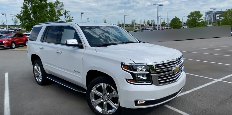 Дизайн передней и правой части кузова у Chevrolet Tahoe 2020 года. Вид с близкого расстояния.