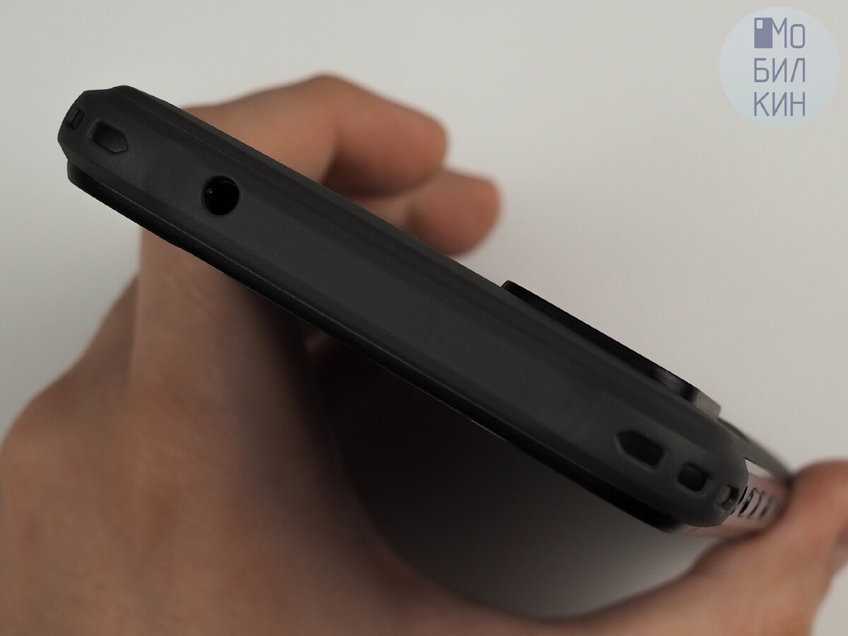 Сверху: вход для наушников