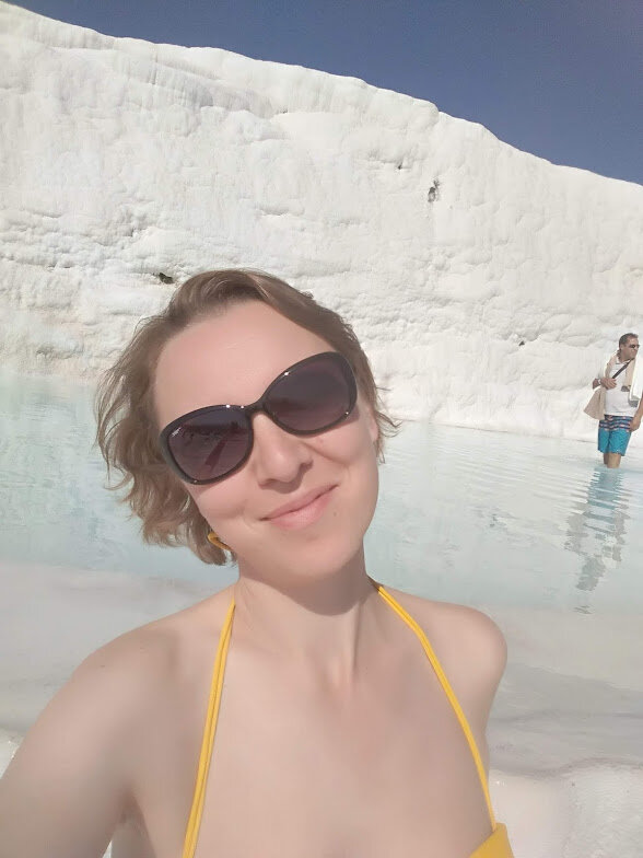 Турция. Ослепительное место Памуккале (переводится как "хлопковый замок"). В действительности, купальни с причудливыми наслоения известняка- одно из культурных объектов всемирного наследия ЮНЕСКО.  