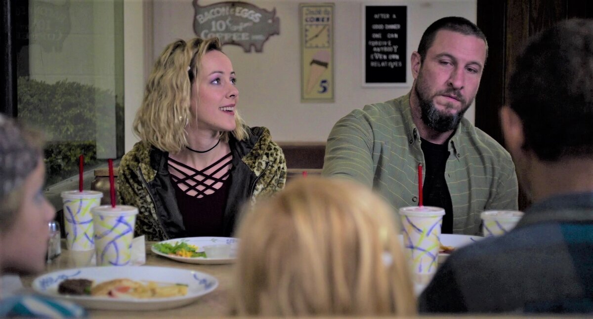 Семейный праздник в фастфуде, по купонам. Кадр из к/ф «Лорелея».