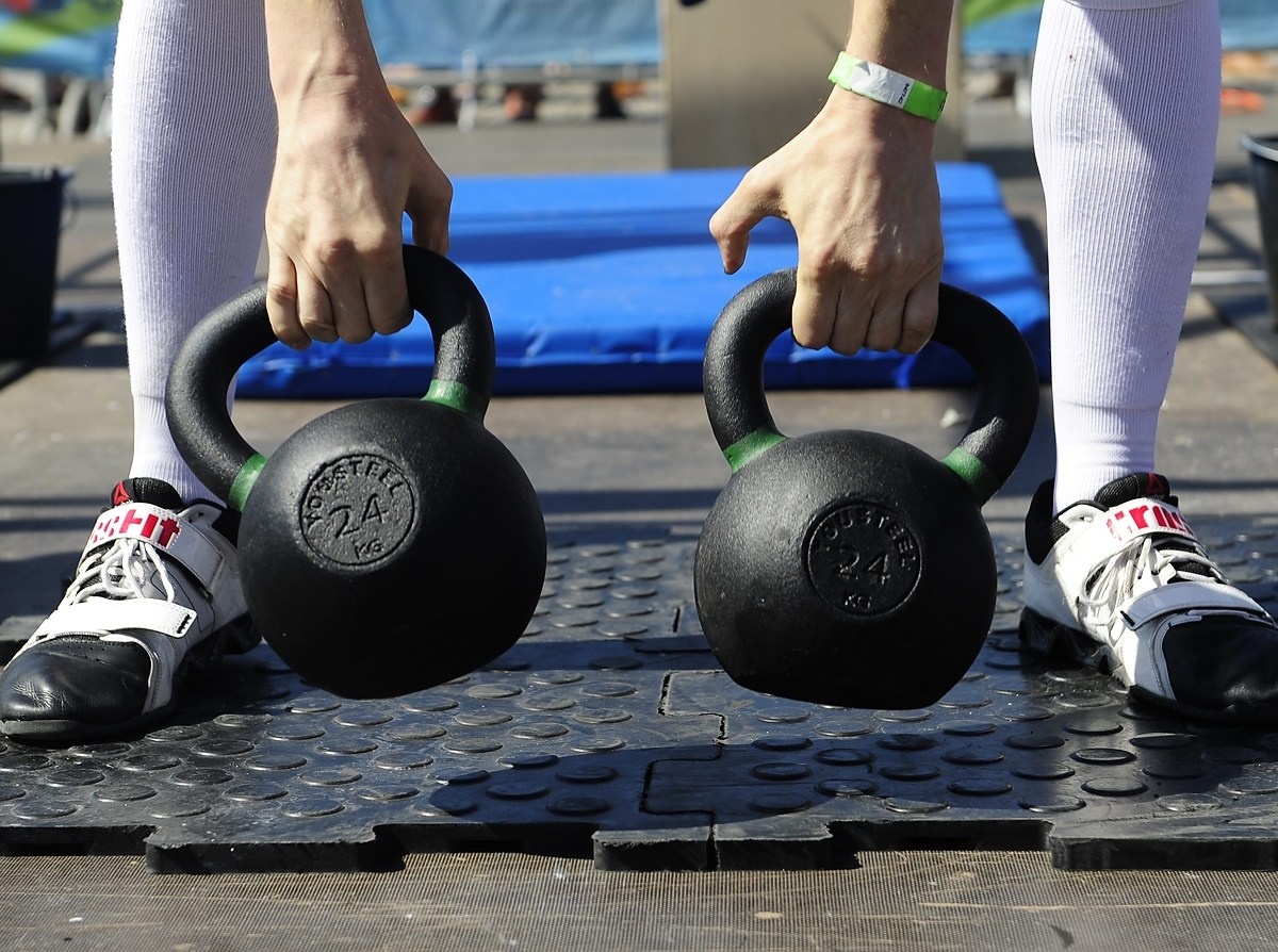 2. Поднимать, бросать и двигаться. Поднятие тяжестей в домашних условиях не должно быть очень сложной задачей. Вы можете поднять ведро с водой. Вы можете регулярно заниматься поднятием какого-либо веса после того, как проснетесь утром, и через несколько дней вы заметите изменения веса. Разбрасывание предметов вокруг вашего двора, таких как футбол или волейбол, может стать еще одним упражнением, которое вы можете выполнить. Он заряжает ваши мышцы энергией и помогает вашим движениям стать более подвижными. Выполнение этих тренировок дома может не только похудеть, но и сделать вас более здоровым.