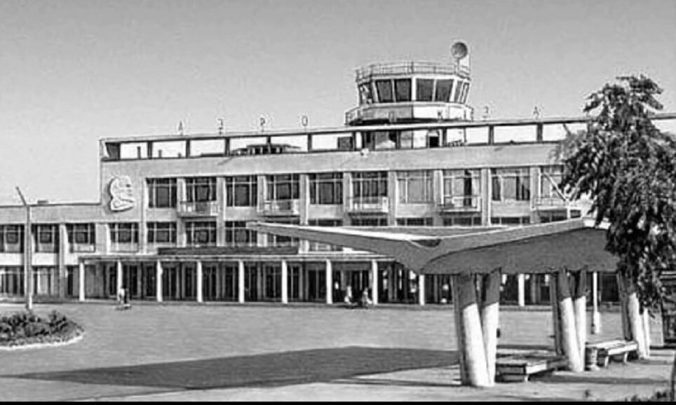Здание старого аэропорта  Душанбе и та  самая остановка