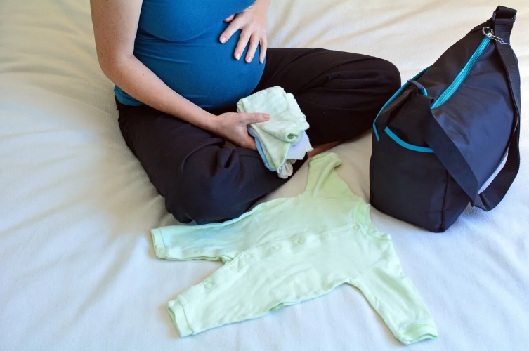 Сумка в роддом: что брать? Когда собирать?