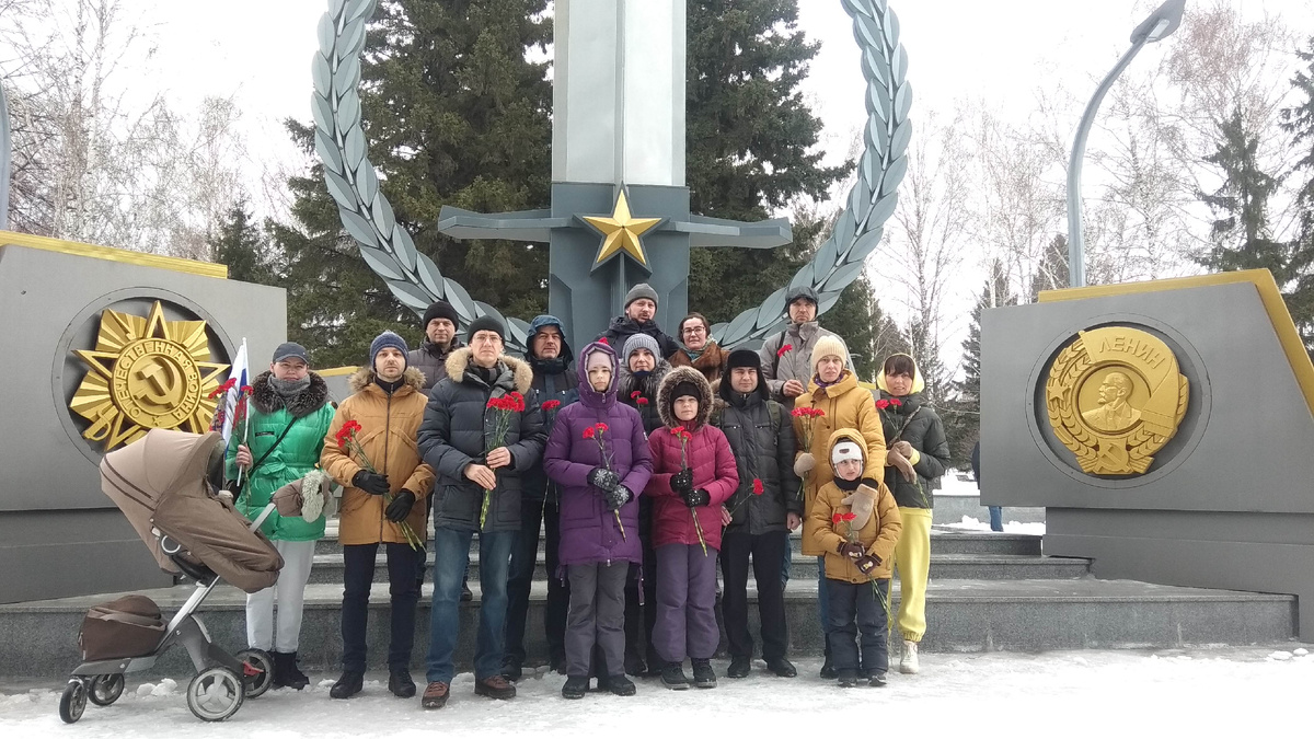 Возложение цветов памятнику единства фронта и тыла. 