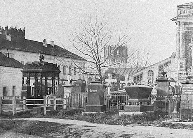 Некрополь Новодевичьего монастыря у Трапезной палаты, фото сделано примерно в 1855—1870 г.г., взято с сайта http://optimisty.com
