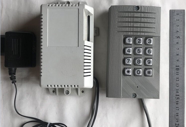 Вызывная панель с кнопочным набором и блок управления.