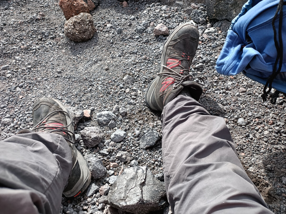 На фото: треккинговые ботинки Salomon, штурмовой лагерь восточной вершины горы Эльбрус, 3750 метров над уровнем моря.