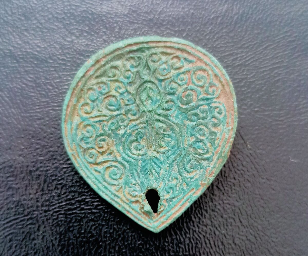 Лицевая сторона. Размер: ширина 3 см, высота 3,2 см.