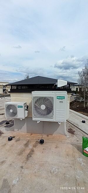 Внешняя антенна смонтирована на крыше дома.  