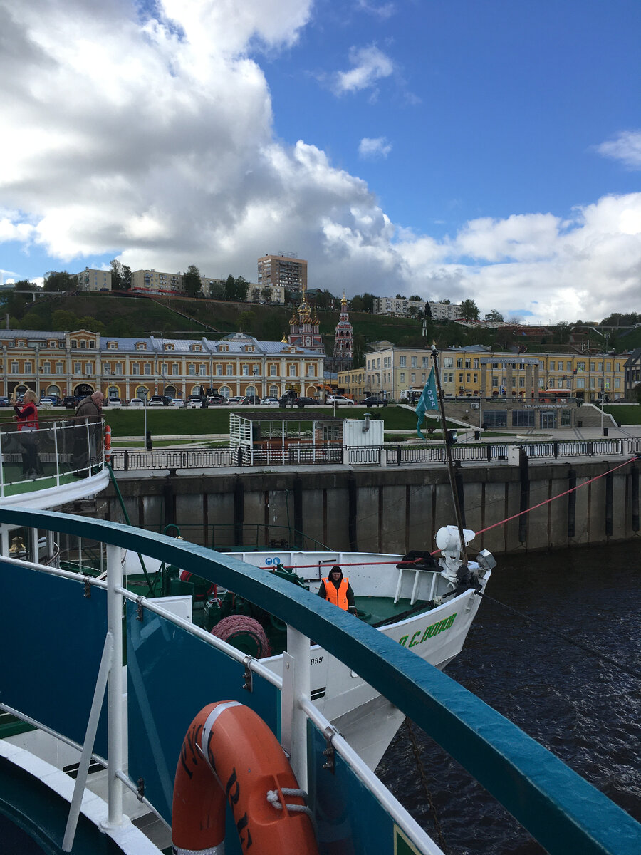 На палубе теплохода "Русь Великая", пришвартованного к борту теплохода "А.С. Попов"