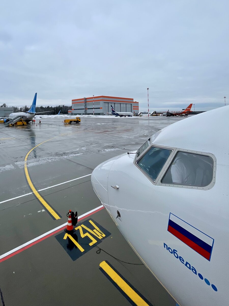 Боинг - 737 на месте стоянки 13 "Виски" на перроне терминала "Д" в Шереметьево.