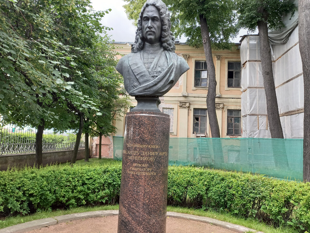 Бюст А.Д.Меншикова возле его дворца на Васильевском острове