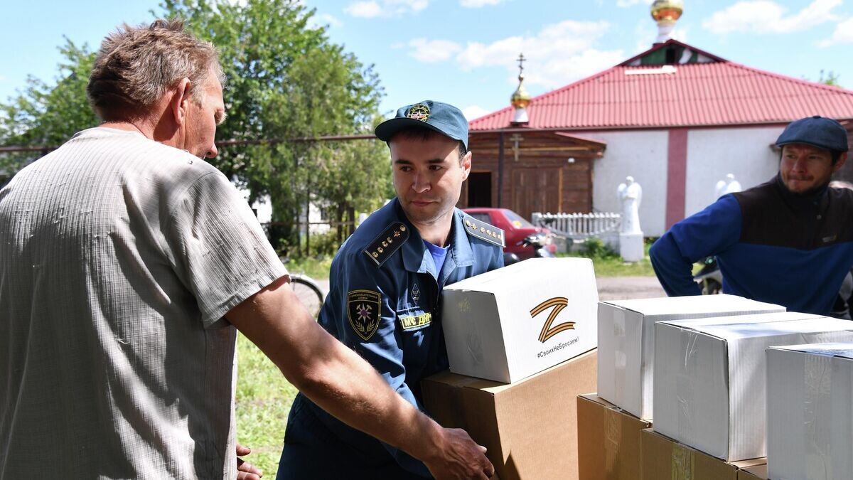    Сотрудники МЧС ДНР раздают гуманитарную помощь жителям освобожденных территорий Донецкой народной республики в селе Яцковка© РИА Новости / Виктор Антонюк