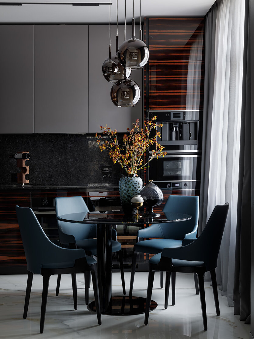 Столовая зона. Обеденный стол, Gallotti Radice. Стулья Potocco. Подвесные светильники Glo, Penta.