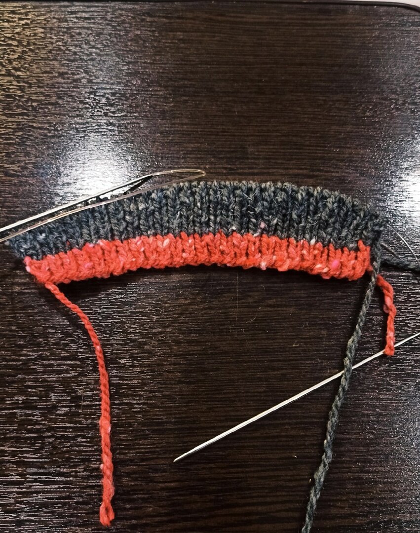 у меня 3 ряда красной ниткой и 8 рядов серой