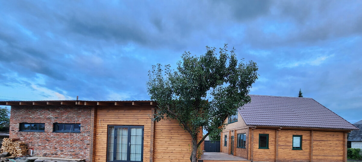 Слева — гараж, баня и маленькое шале (обустроенное помещение для гостей). Справа — тот самый домик для родителей