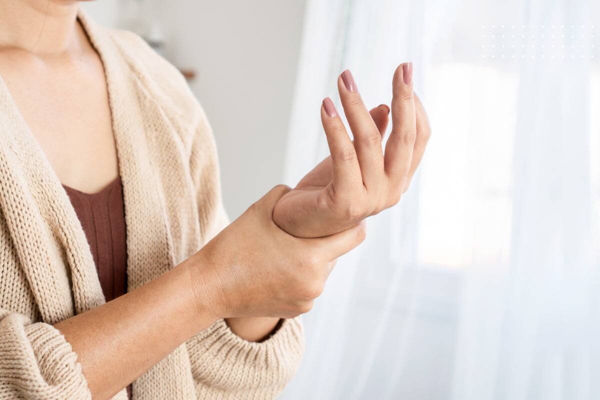 Если немеют пальцы рук, оставлять эту проблему без внимания не стоит. Ведь в большинстве случаев онемение является не просто неудобством, а симптомом какого-либо заболевания.